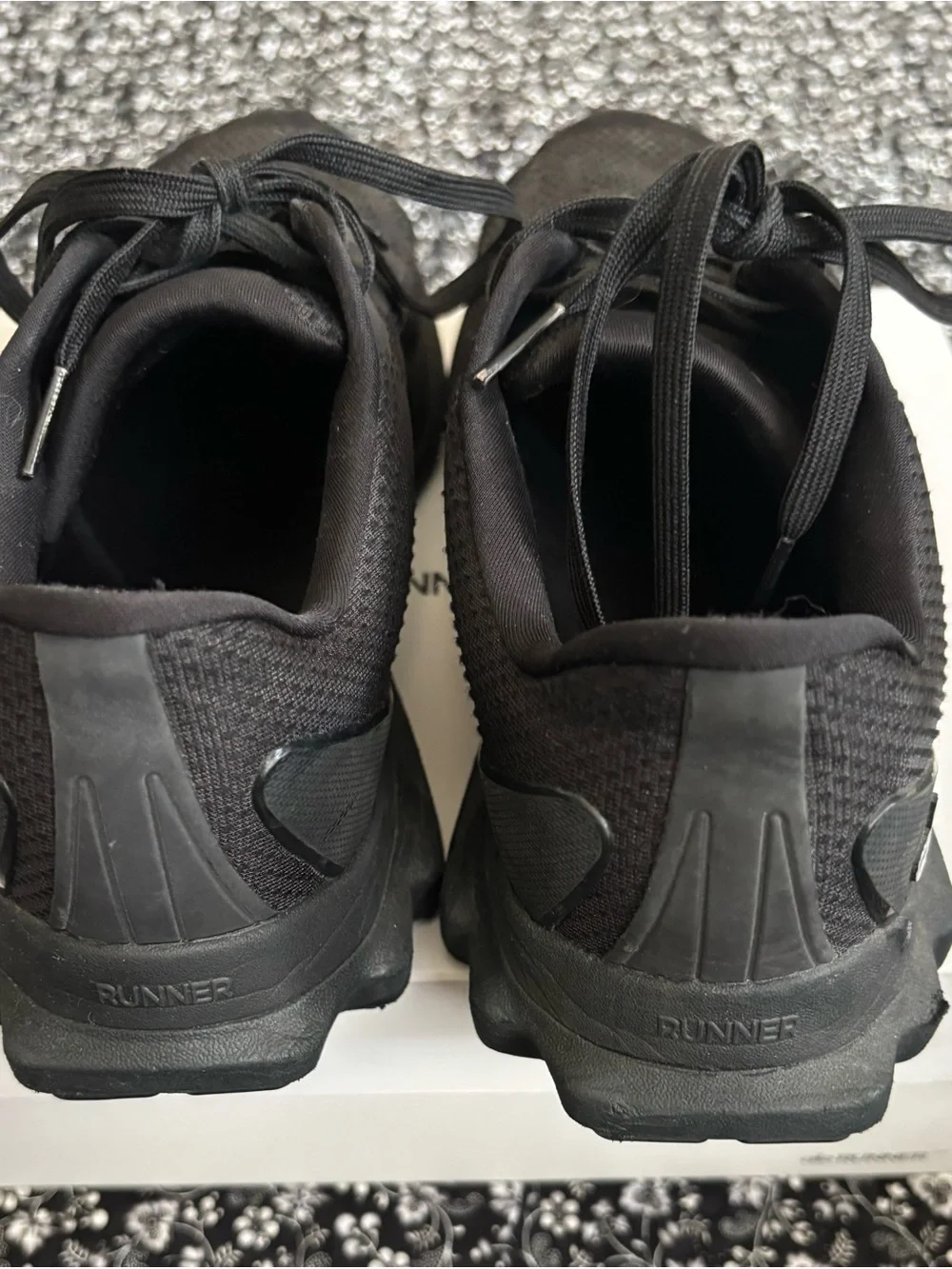 ALO Yoga Men's Black Low-Profile Athletic Sneakers